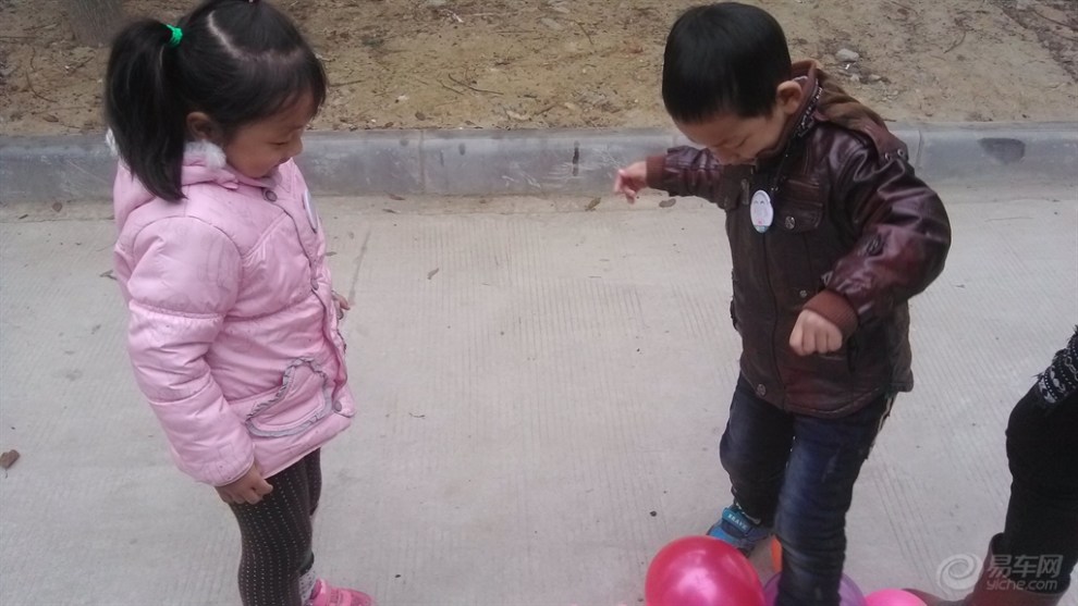 【【宝贝成长日记】131208南京之行“踩气球”】_超级宝贝图片集锦_汽车论坛-易车网