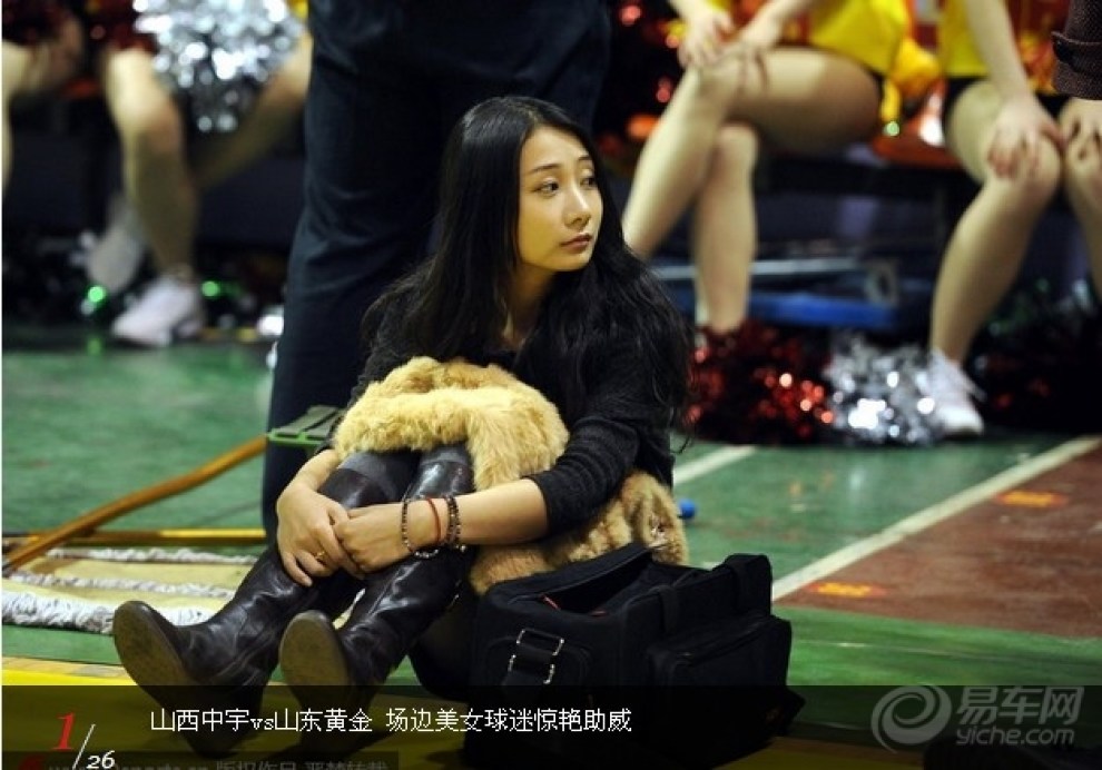 【美女惊艳助威CBA 福建女主播秀曼妙身材】