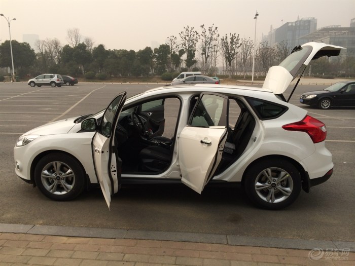 【新福克斯2厢风尚型自动白色 终于入手 了了