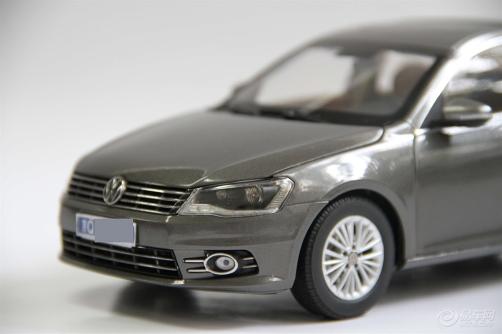 2013款新宝来柏林灰米内1:18与1:1