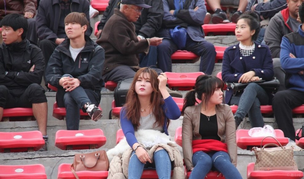 【延边降级球迷飙泪 打出横幅期待从头再来】