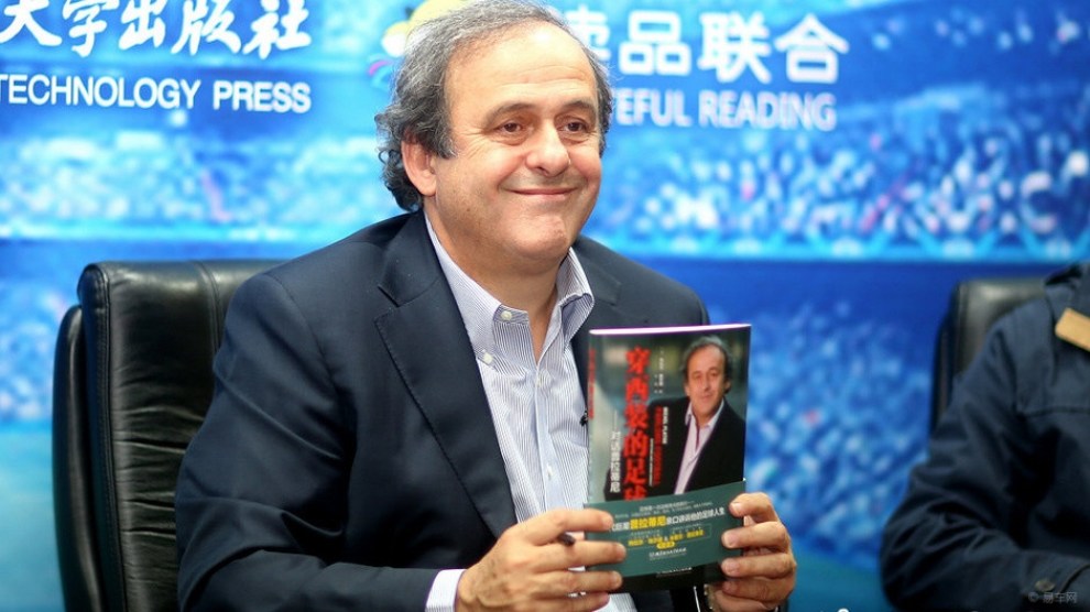 【普拉蒂尼现身北理工 金志扬赠送10号球衣】