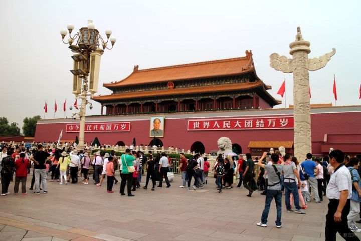 学生们在天安门广场敬礼