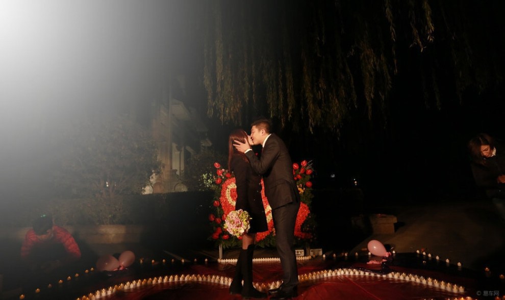 【崔鹏上演浪漫求婚 孔明灯烟火造梦幻星空】_易车足球大联盟图片集锦_汽车论坛-易车网