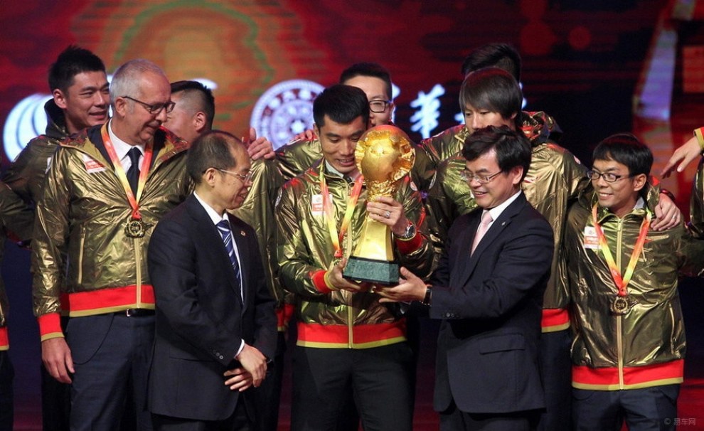 【广州恒大领取冠军奖杯 队长郑智高举火神杯
