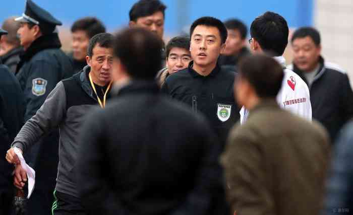 【业余联赛爆发冲突 大连不满判罚追打裁判】