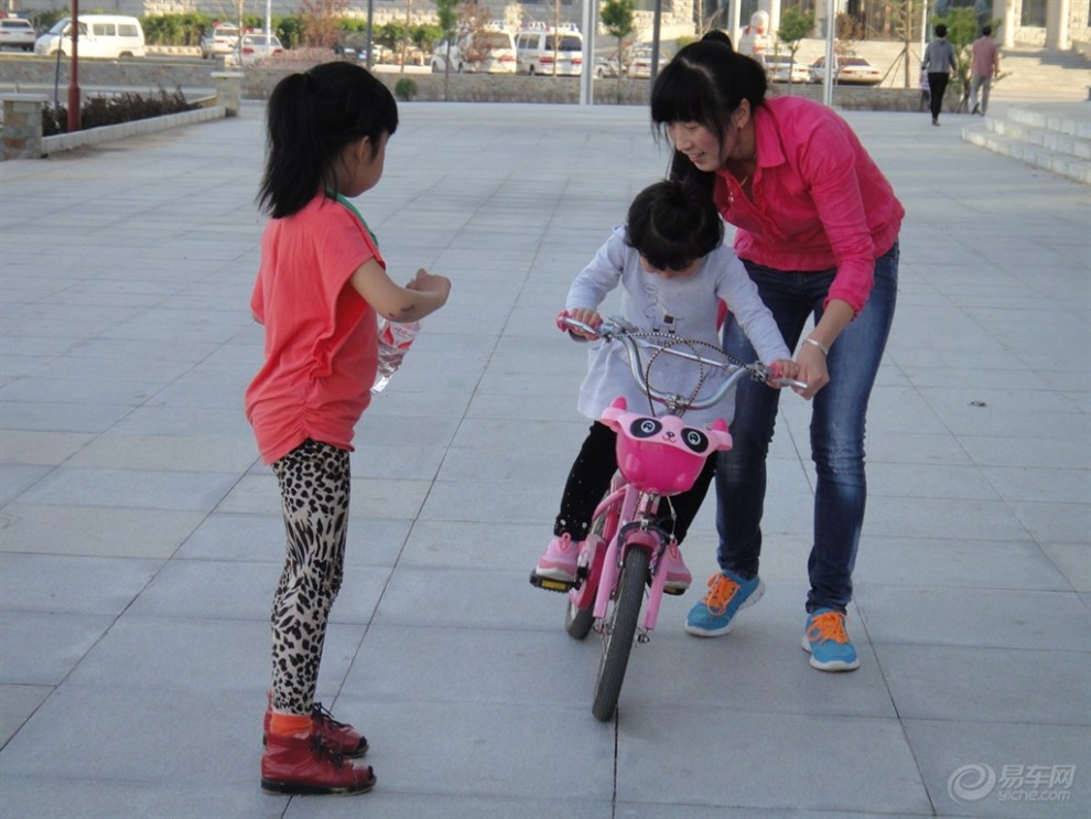 【[宝贝快乐秀]]带小<em>妹妹</em>一起<em>骑</em>自行车玩】_超