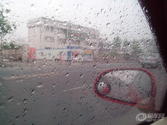 最近几天都下雨,这不去接老婆下班,无聊随拍几张车外下雨的情景,雨下