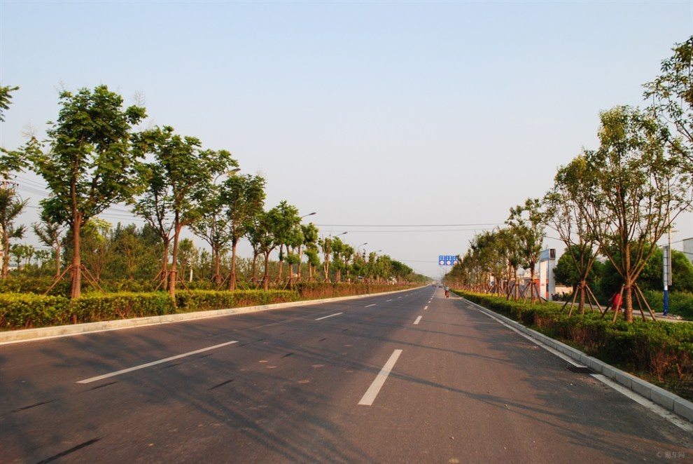 店忠路撮镇东段道路行记录风光景观