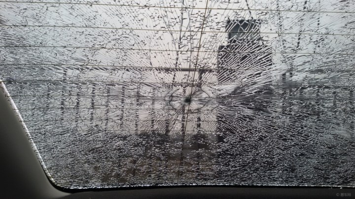 【没买单独破碎险,后挡玻璃损坏。】_四川车友