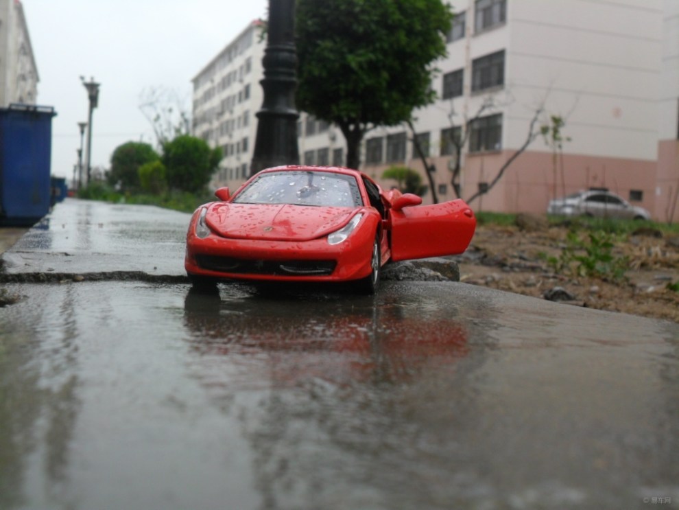 雨中的法拉利458