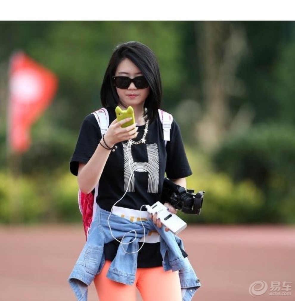 【国足训练于大宝秀腹肌 翻译哥受美女追捧】