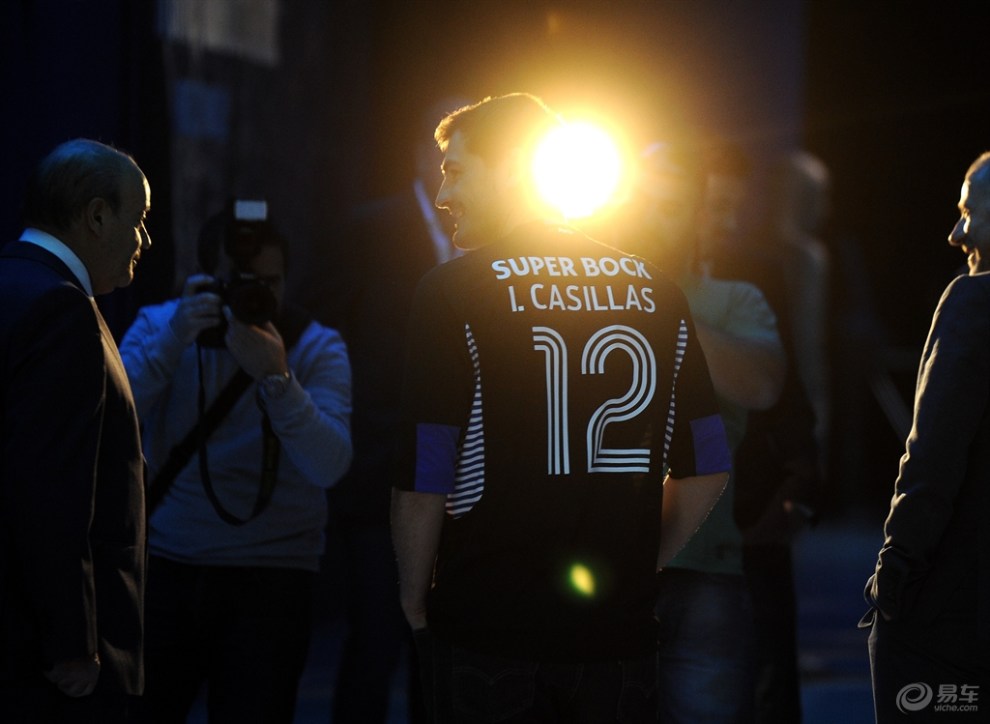 【卡西参观波尔图博物馆 身披12号球衣亮相】