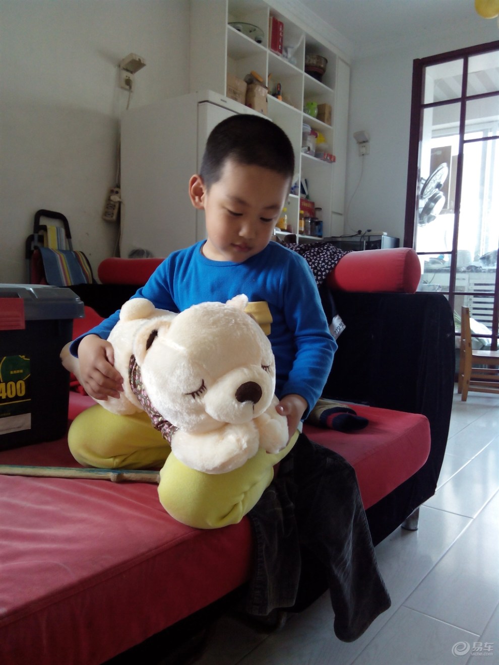 【【成长的变化】宝宝在家里玩玩具熊 --随手拍