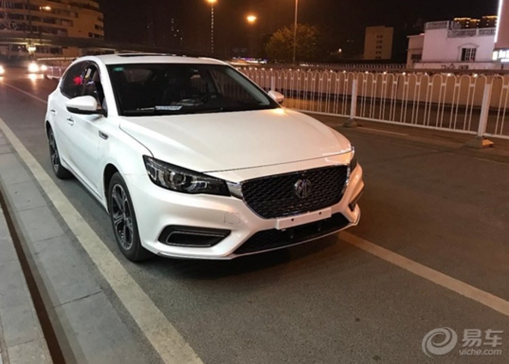 【街头偶遇新款名爵6,珠光白优雅得像个绅士般