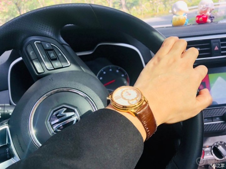 慢慢的开车已经很溜了,路上可以单手开车.也是了解了车的习性.