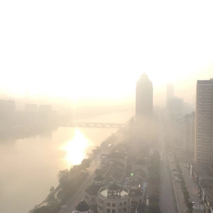 眺望着这座城市被雾笼罩,感觉我们生活在仙境一样