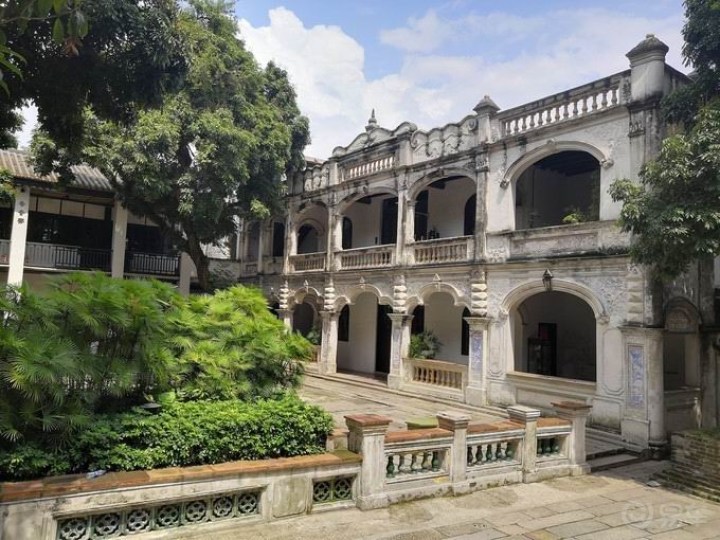 风格的小白楼,建筑外部中西合璧式,左边是东方历史,右边是底蕴