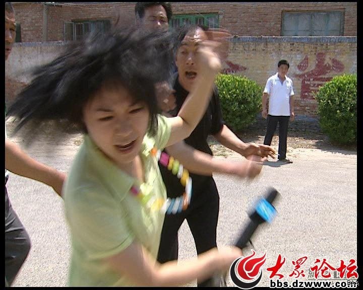 【[转帖] 齐鲁电视台女记者德州市采访遭暴打】