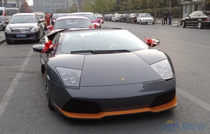 【北京街头惊现兰博基尼、保时捷、奥迪R8、