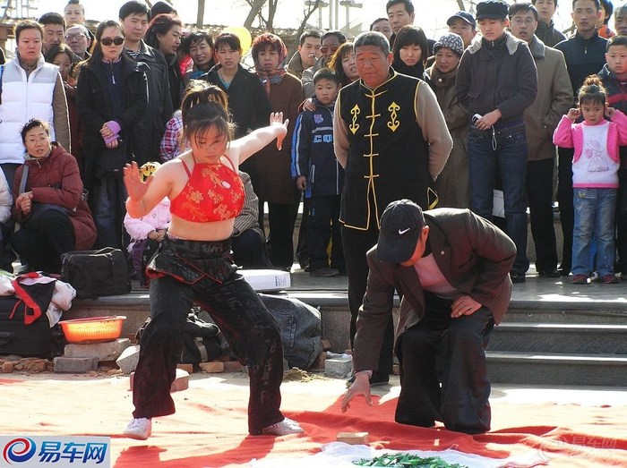 【<em>美女</em>血腥<em>自虐</em>,老汉疯狂<em>自残</em> 水上公园的庙会