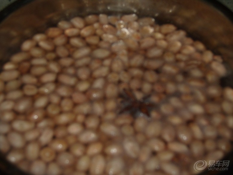 【【今天晚上吃什么】花生豆干芹菜+跨炖鲫鱼