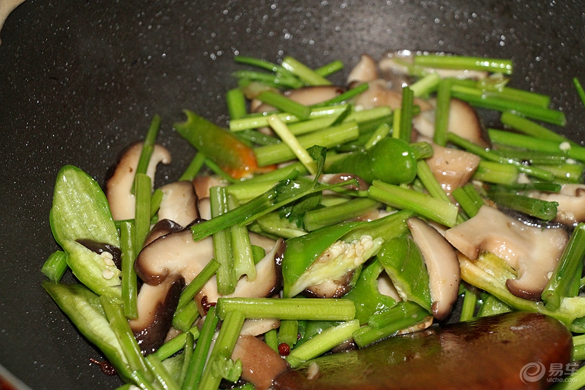 炒芹菜放香菇 c0ea193bdd3446af9adb457bd4ee3d7e.jpg