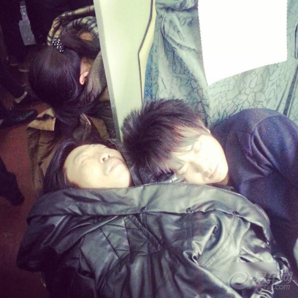 人在囧途 实拍春运列车乘客百态