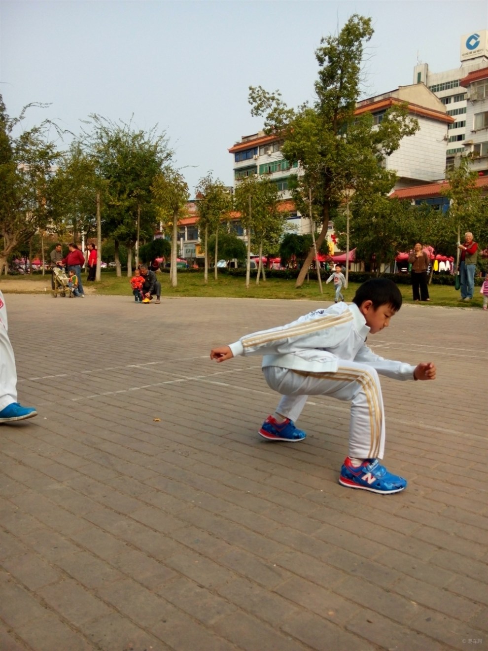 武术体能训练包括4各环节:耐力训练,力量训练,平衡训练,柔韧训练