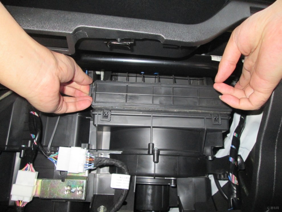 x3保险丝盒位置 m4空调保险丝