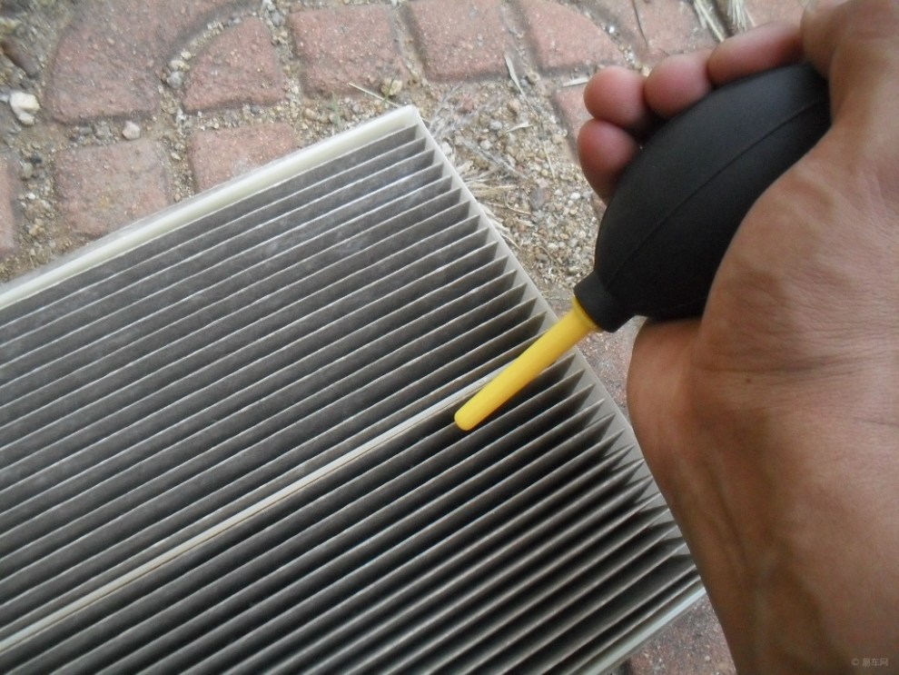 清理空调滤芯.