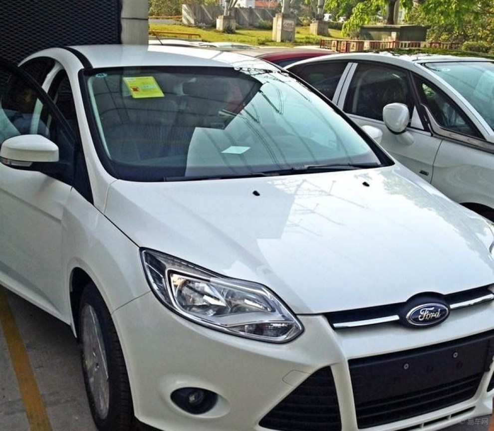 白色新福克斯1.6at舒适版 提车作业