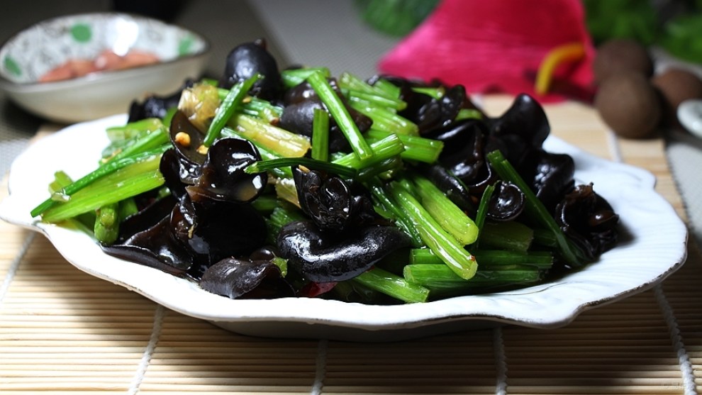【快乐厨艺】黑木耳炒芹菜