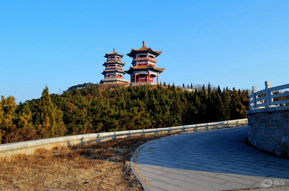 蓝天下的金凤阁银凤阁