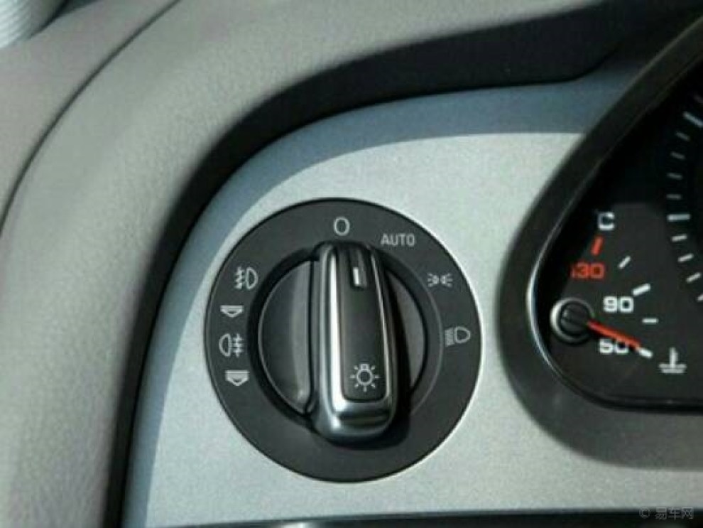 奥迪a6l雾灯怎么开?