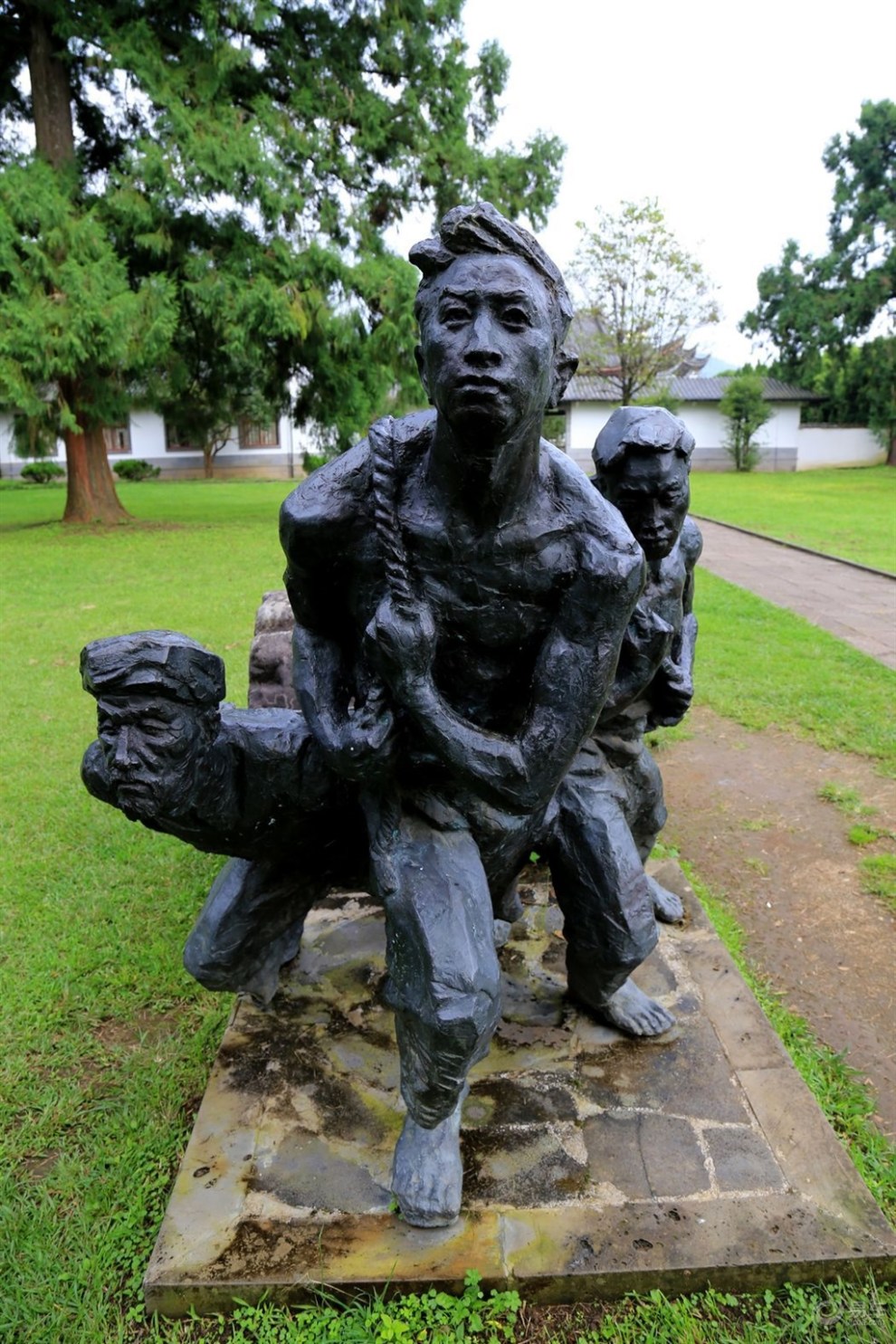 老疯人-----铭记历史 * 腾冲国殇墓园(园外)