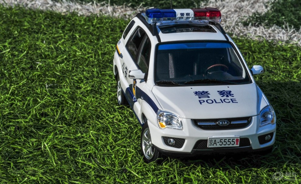 【模型评测 09款起亚狮跑警车模型(1:18)详评