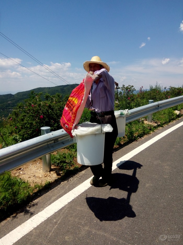 偶遇挑擔人,一道別樣的風景