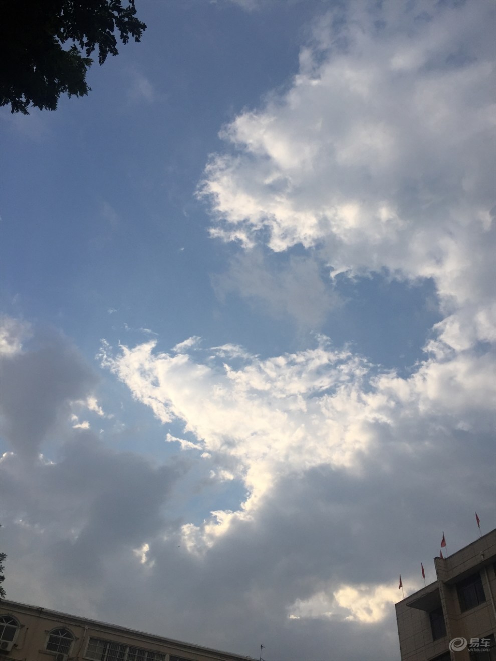 傍晚的天空半边晴来半天阴