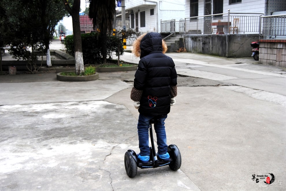 (與車無關)小孩玩平衡車