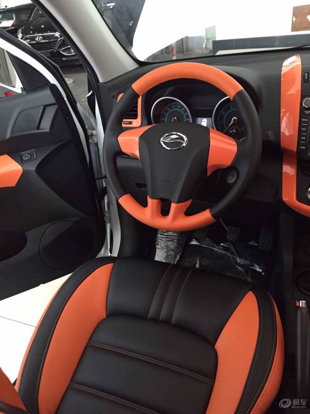 【内饰改装】陆风x5全新豪华升级 带来不一样的视觉感受