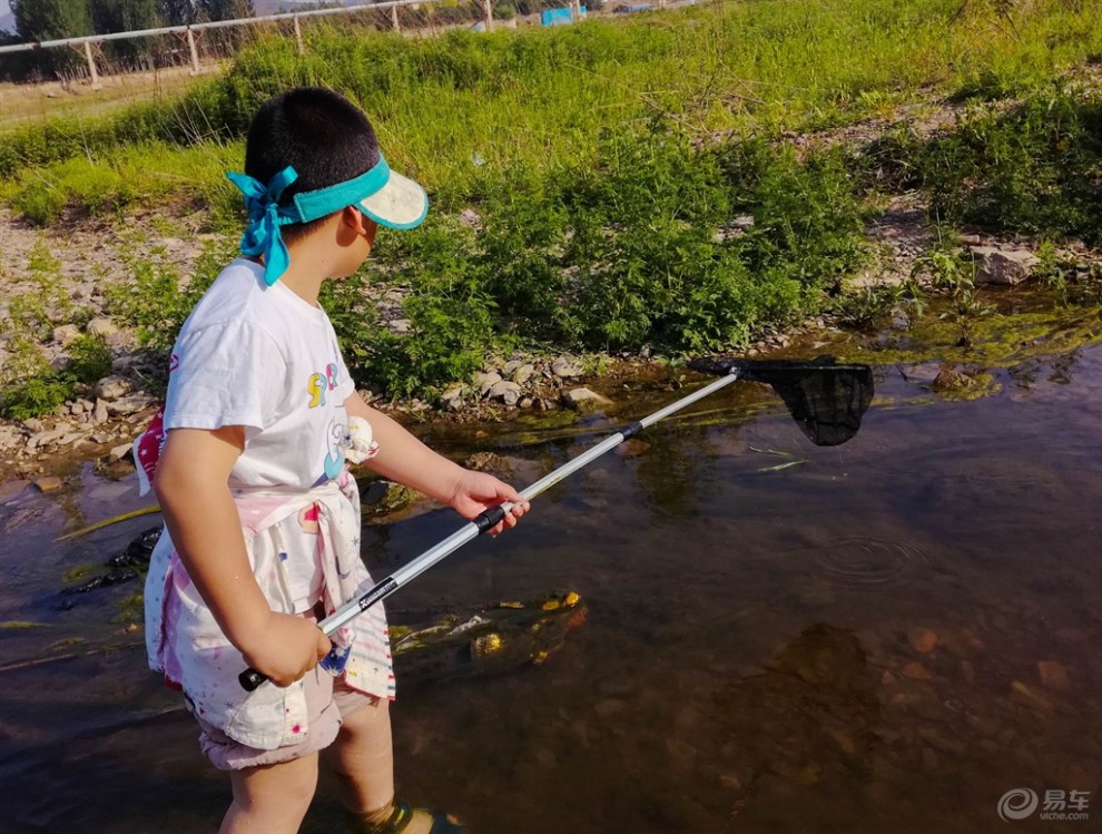 【童年印象】带着孩子捞鱼玩