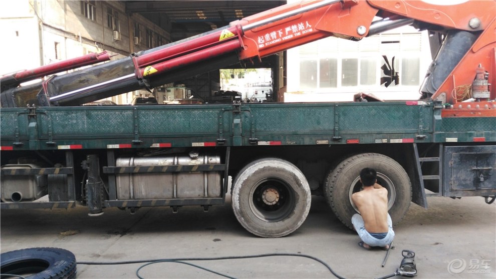 瞧瞧大货车补胎