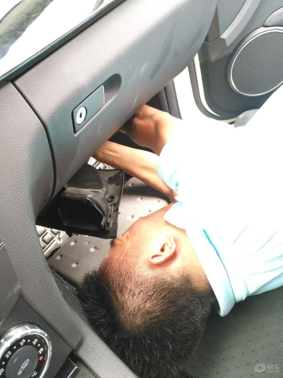 奔驰c200保养作业 初尝新机油