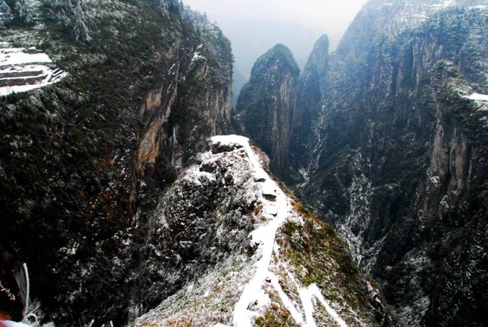 湘西矮寨坡的冰雪场景