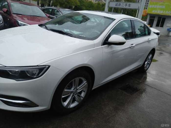 白色君威看起来比较干净