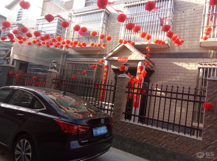 先来张他家门的照片,刚结婚没两天,东西都还在.