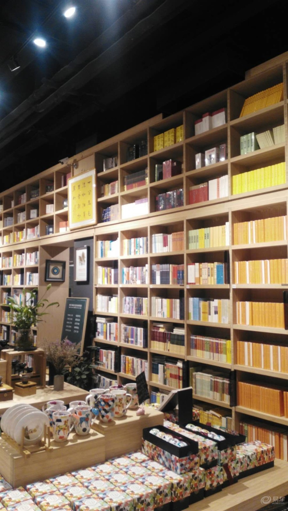 啡页书咖吸引着读书学子