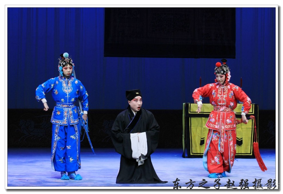 天津评剧团在天津红旗剧院上演评剧《三看御妹》剧照