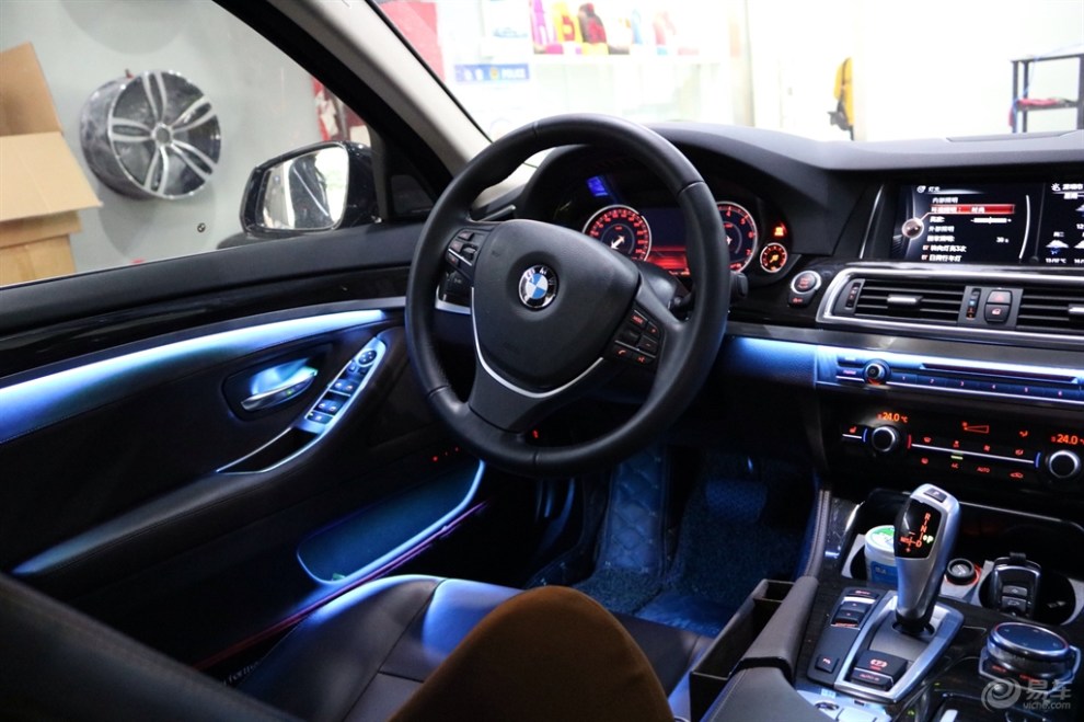 宝马5系流光溢彩氛围灯